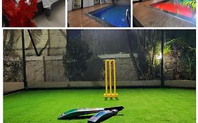 The Perfect Stays Para Disco Big Pool Cricket Turf Villa